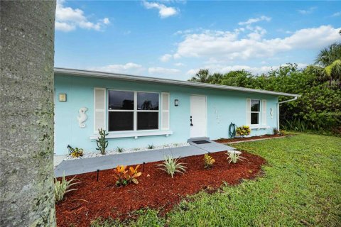 House in Port Charlotte, Florida 2 bedrooms, 118.82 sq.m. № 2216132 - photo 4