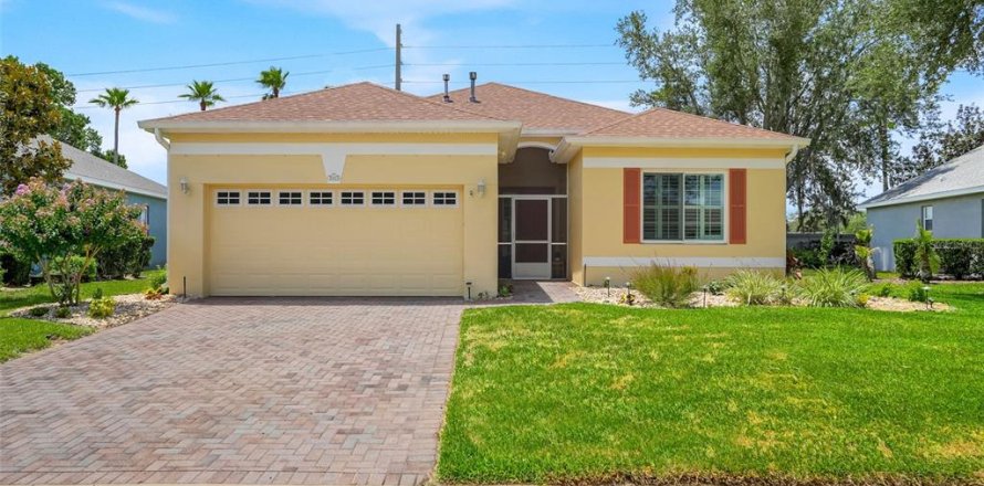 House in Clermont, Florida 2 bedrooms, 159.61 sq.m. № 2231487