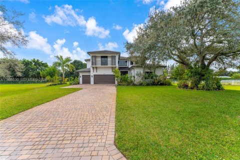 Villa ou maison à vendre à Southwest Ranches, Floride: 6 chambres, 525.92 m2 № 2011889 - photo 2
