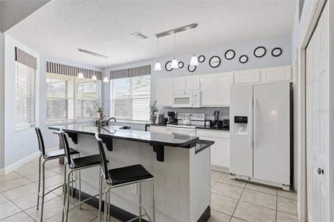 House in Haines City, Florida 4 bedrooms, 168.25 sq.m. № 2400174 - photo 3