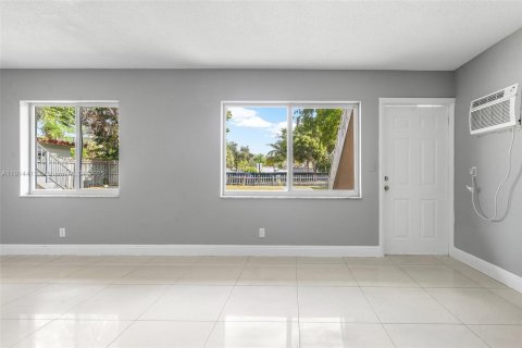 Propiedad comercial en venta en Pompano Beach, Florida № 1969984 - foto 10