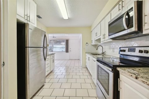 Condo in Seminole, Florida, 2 bedrooms  № 1425483 - photo 8