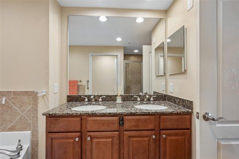 Condo in Bradenton, Florida, 2 bedrooms  № 2347648 - photo 18
