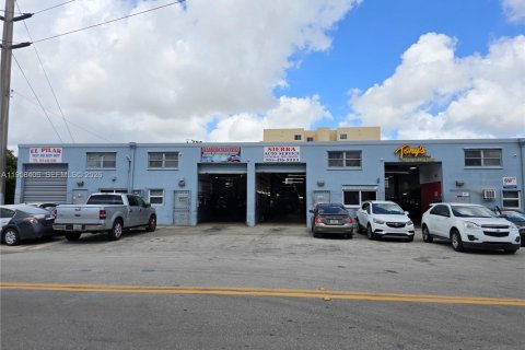 Купить коммерческую недвижимость в Майами, Флорида № 2020772 - фото 2