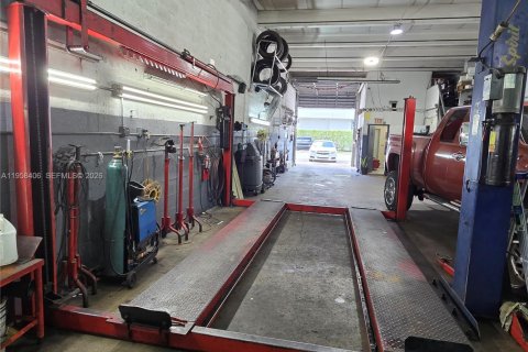 Коммерческая недвижимость в Майами, Флорида № 2020772