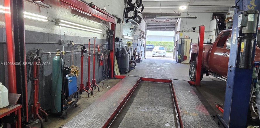 Коммерческая недвижимость в Майами, Флорида № 2020772