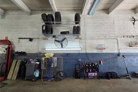 Купить коммерческую недвижимость в Майами, Флорида № 2020772 - фото 15