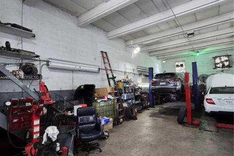 Купить коммерческую недвижимость в Майами, Флорида № 2020772 - фото 25