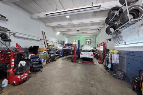 Купить коммерческую недвижимость в Майами, Флорида № 2020772 - фото 17