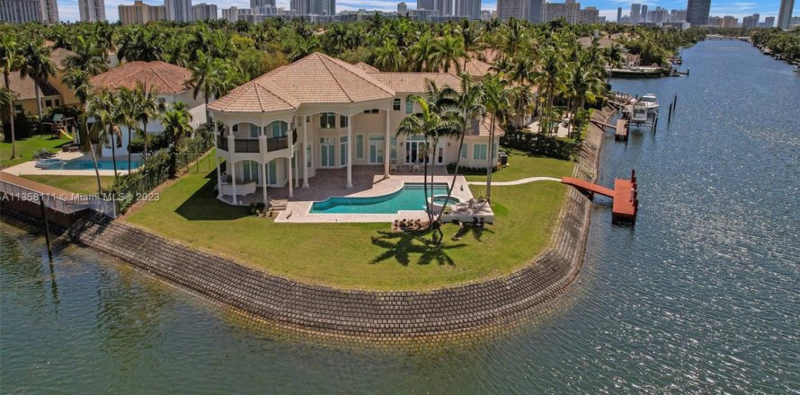 House in Hollywood, Florida 7 bedrooms, 656.45 sq.m. № 1939859