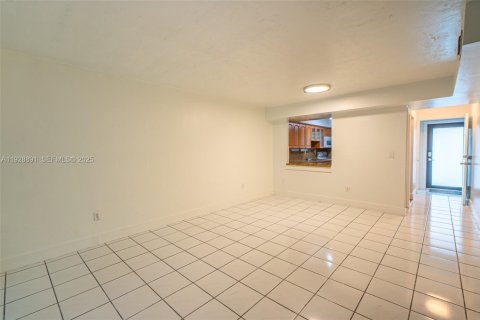 Adosado en venta en Hialeah, Florida, 2 dormitorios, 118.73 m2 № 1987270 - foto 6