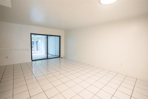 Adosado en venta en Hialeah, Florida, 2 dormitorios, 118.73 m2 № 1987270 - foto 8