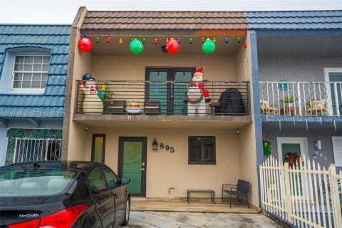 Adosado en venta en Hialeah, Florida, 2 dormitorios, 118.73 m2 № 1987270 - foto 1