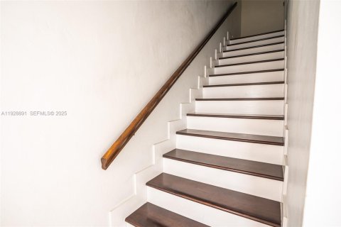 Adosado en venta en Hialeah, Florida, 2 dormitorios, 118.73 m2 № 1987270 - foto 9