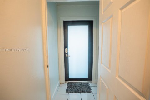 Adosado en venta en Hialeah, Florida, 2 dormitorios, 118.73 m2 № 1987270 - foto 2