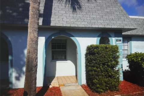 Condo in New Port Richey, Florida, 2 bedrooms  № 1851688 - photo 1