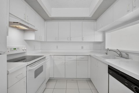 Condo in Pembroke Pines, Florida, 1 bedroom  № 2381433 - photo 17