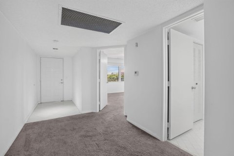 Condo in Pembroke Pines, Florida, 1 bedroom  № 2381433 - photo 11