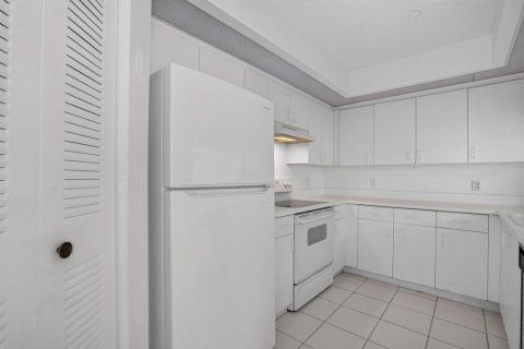 Condo in Pembroke Pines, Florida, 1 bedroom  № 2381433 - photo 16