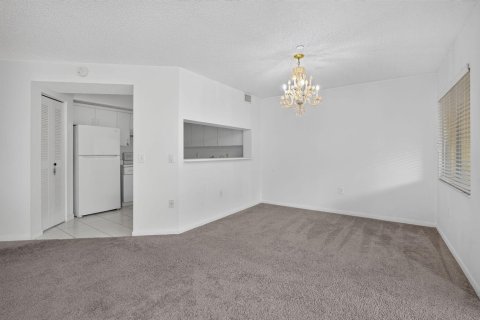 Condo in Pembroke Pines, Florida, 1 bedroom  № 2381433 - photo 14