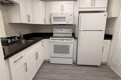 Condo in Aventura, Florida, 1 bedroom  № 2068126 - photo 3