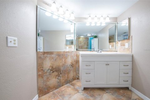 Condo in Seminole, Florida, 2 bedrooms  № 2395931 - photo 25