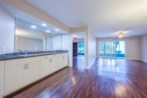 Condo in Seminole, Florida, 2 bedrooms  № 2395931 - photo 14