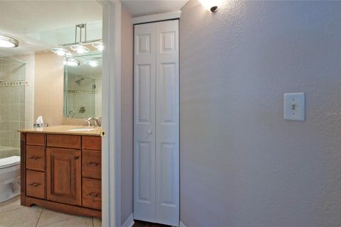 Condo in Seminole, Florida, 2 bedrooms  № 2395931 - photo 30