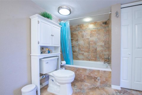 Condo in Seminole, Florida, 2 bedrooms  № 2395931 - photo 24