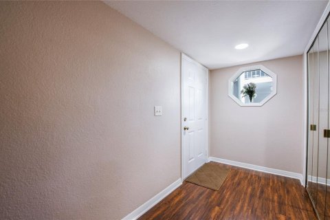 Condo in Seminole, Florida, 2 bedrooms  № 2395931 - photo 9