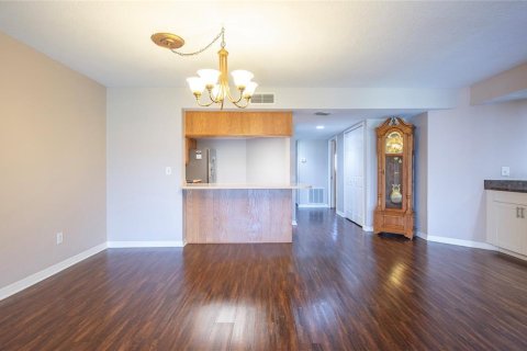 Condo in Seminole, Florida, 2 bedrooms  № 2395931 - photo 16