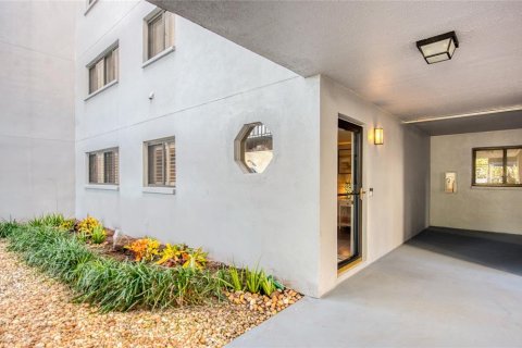 Condo in Seminole, Florida, 2 bedrooms  № 2395931 - photo 3