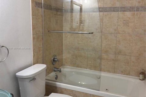 Condo in Hollywood, Florida, 2 bedrooms  № 1955957 - photo 13