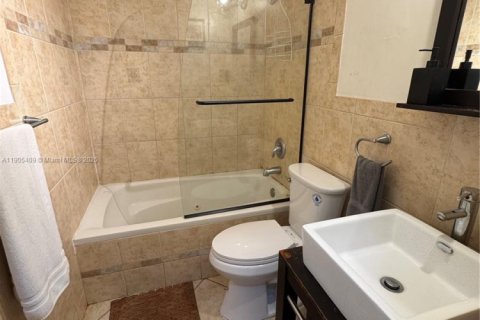 Condo in Hollywood, Florida, 2 bedrooms  № 1955957 - photo 1
