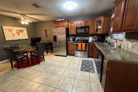 Condo in Hollywood, Florida, 2 bedrooms  № 1955957 - photo 4