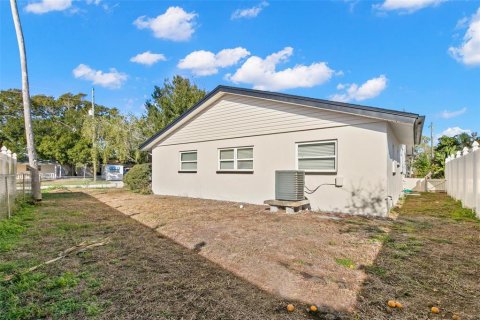 House in Saint Petersburg, Florida 4 bedrooms, 155.24 sq.m. № 2205519 - photo 25