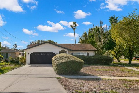 House in Saint Petersburg, Florida 4 bedrooms, 155.24 sq.m. № 2205519