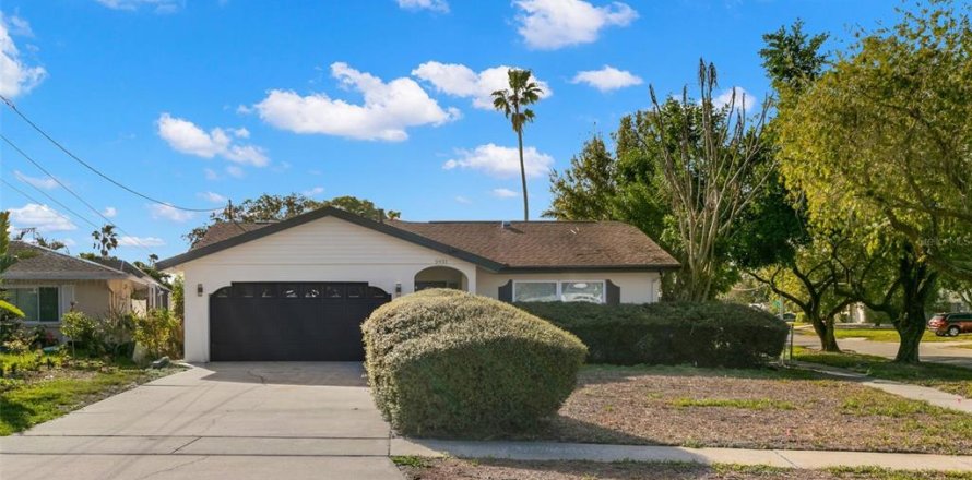 House in Saint Petersburg, Florida 4 bedrooms, 155.24 sq.m. № 2205519