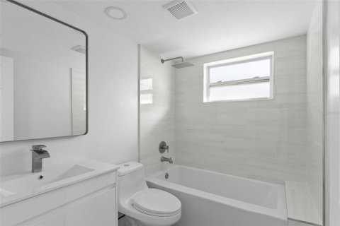 House in Saint Petersburg, Florida 4 bedrooms, 155.24 sq.m. № 2205519 - photo 19