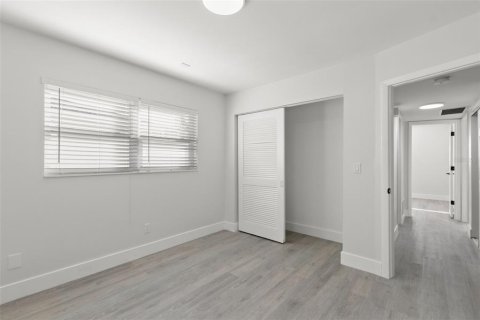 House in Saint Petersburg, Florida 4 bedrooms, 155.24 sq.m. № 2205519 - photo 18