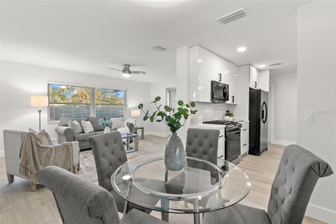 House in Saint Petersburg, Florida 4 bedrooms, 155.24 sq.m. № 2205519 - photo 6