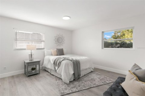 House in Saint Petersburg, Florida 4 bedrooms, 155.24 sq.m. № 2205519 - photo 13