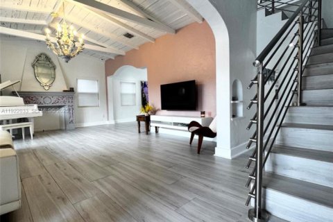 Villa ou maison à louer à Miami Beach, Floride: 4 chambres, 252.97 m2 № 1976674 - photo 1