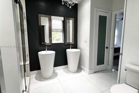 Villa ou maison à louer à Miami Beach, Floride: 4 chambres, 252.97 m2 № 1976674 - photo 17