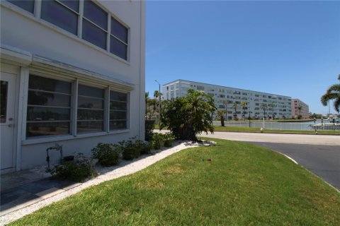 Copropriété à vendre à Gulfport, Floride: 2 chambres, 116.13 m2 № 2220361 - photo 17