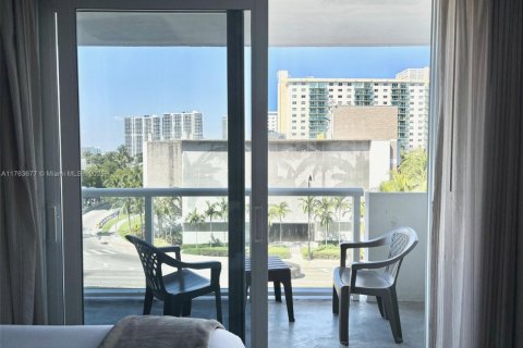 Condominio en venta en Sunny Isles Beach, Florida, 33.44 m2 № 1860671 - foto 3