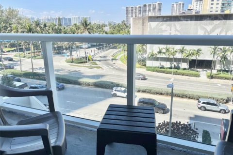 Condominio en venta en Sunny Isles Beach, Florida, 33.44 m2 № 1860671 - foto 2