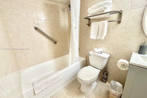 Condominio en venta en Sunny Isles Beach, Florida, 33.44 m2 № 1860671 - foto 13