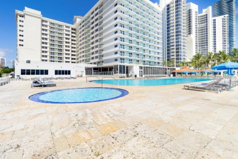 Condominio en venta en Sunny Isles Beach, Florida, 33.44 m2 № 1860671 - foto 23