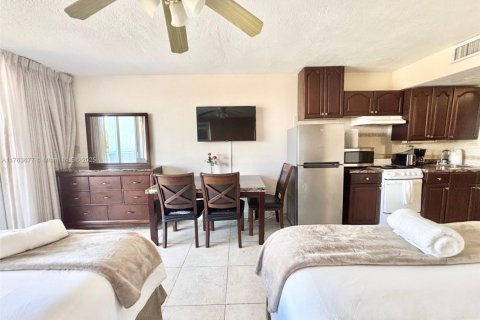 Condominio en venta en Sunny Isles Beach, Florida, 33.44 m2 № 1860671 - foto 9
